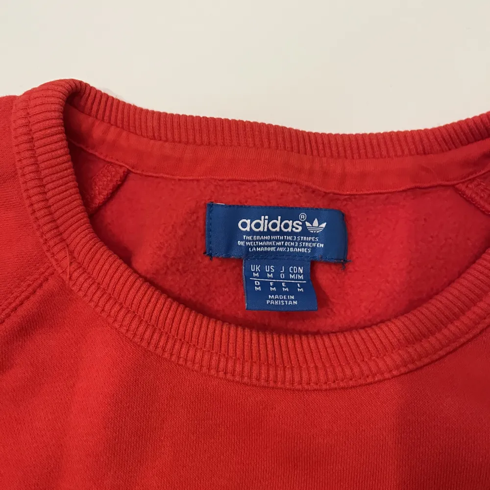 Säljer denna röda fina sweatshirt från Adidas. Enbart använd en enda gång. Det är en M!. Tröjor & Koftor.