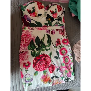 Klänning  - Storlek 40-M