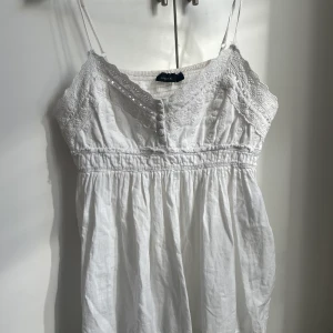 Söt topp  - Säljer denna ursöta toppen från Lindex. Perfekt söt blus nu till sommaren. Storlek 42, men skulle säga att den sitter som en 38.  ❤️