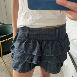 Kjol! - Snygg volangkjol i denimtyg! MIDJEMÅTT: 80cm 