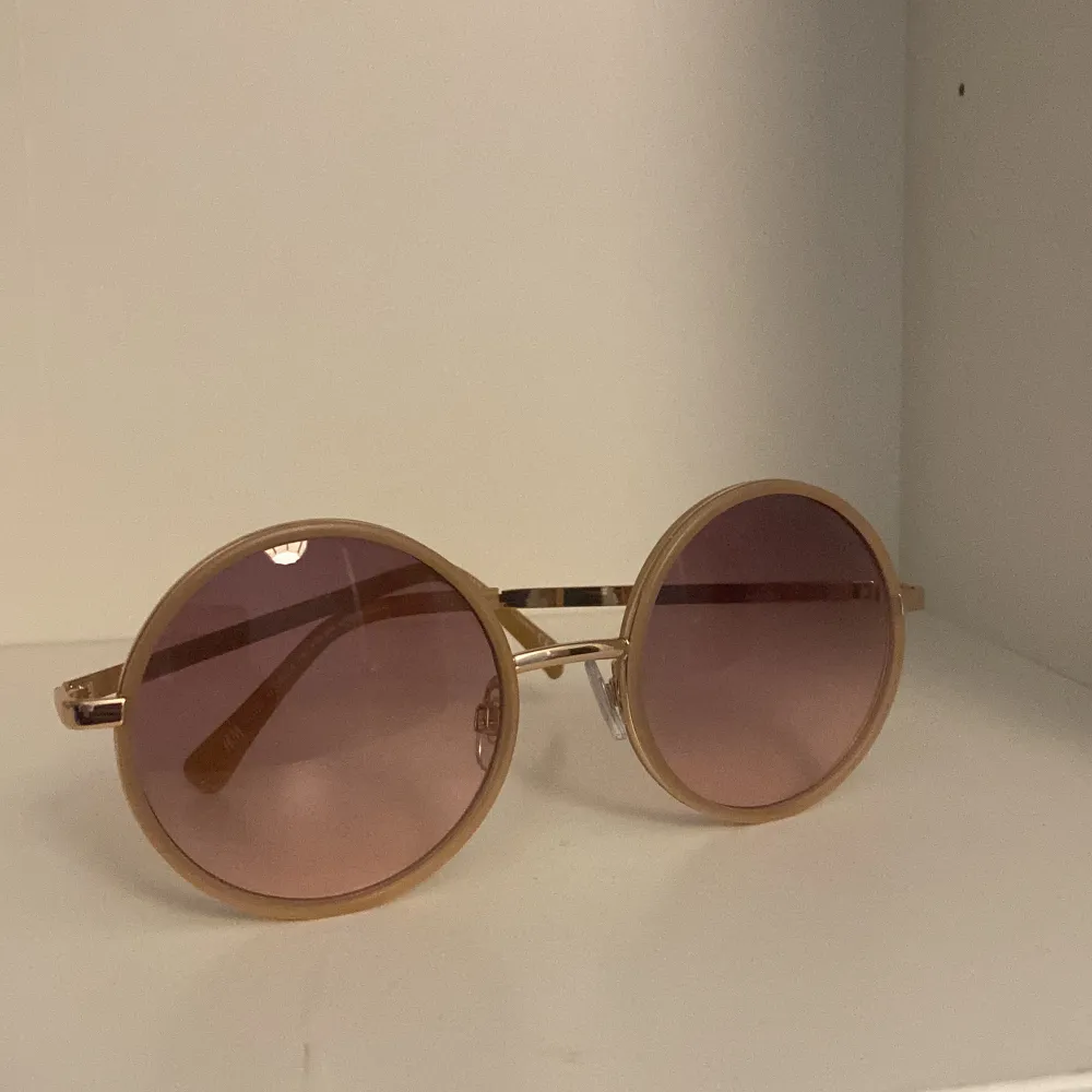 Runda solglasögon köpta från H&M och helt rosa. De är aldrig använda! . Accessoarer.
