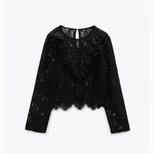 Zara topp - Säljer denna super fina och populära  spets toppen från Zara. Använt 1 gång men säljer eftersom den är lite för liten för mig i ärmarna.  (Köparen står för frakten) 💞 köp direkt för 300kr
