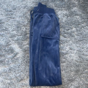 Juicy bxyor - säljer mina juicy då jag inte har användning för dom, byxorna är lite smutsiga/slitna längst ner på baksidan för att dom är för långa men inget man tänker på. färgen grey/blue. Annars är dom i jätte fint skick och känns som nya. 