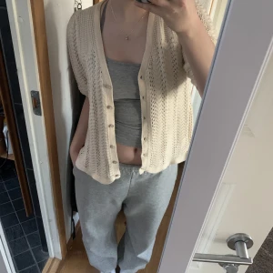 Söt virkad kofta - Underbar stickad/virkad kofta💕 Superbekväm och fin kofta med 3 kvarts armar❤️ Stl L men passar fint på mig som har s/m 