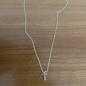Silverhalsband med kors - Silverhalsband med kors, simpel enkel och fin.