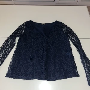 Mörkblå blus - Mörkblå blus med mönster från hollister