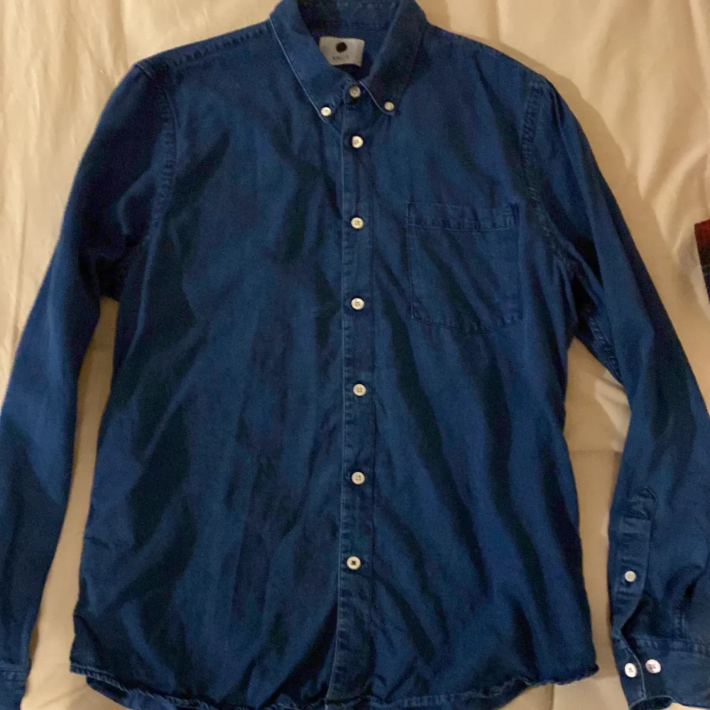 Mörkblå skjorta i tencel från NN07. Skjortan har passformen slim fit och är i väldigt fint skick.. Skjortor.
