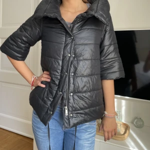 Assnygg trekvartsjacka - Superfint skick kan både knäppa och har dragkedja!  Lite päls inuti så varm☺️