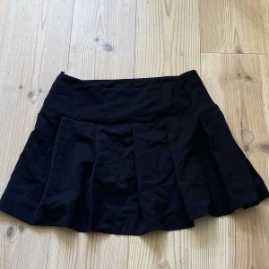 Svart minikjol  - Säljer en svart minikjol, perfekt att ha till sommarn. Aldrig använd. 