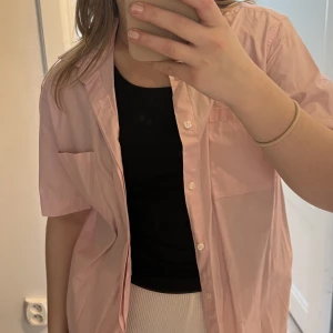 Ljusrosa skjorta - Rosa skorta köpt second hand