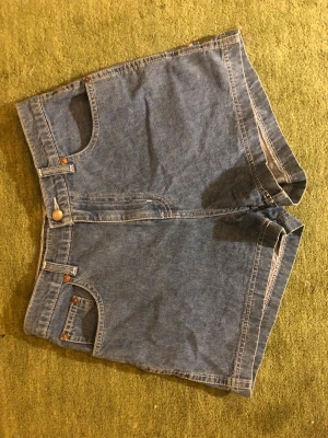 Söta jeansshorts 💙 - Vintage jorts köpta på beyond retro💗perfekt längd😍 kan mötas upp i Stockholm eller frakta (köparen står för frakten)💋