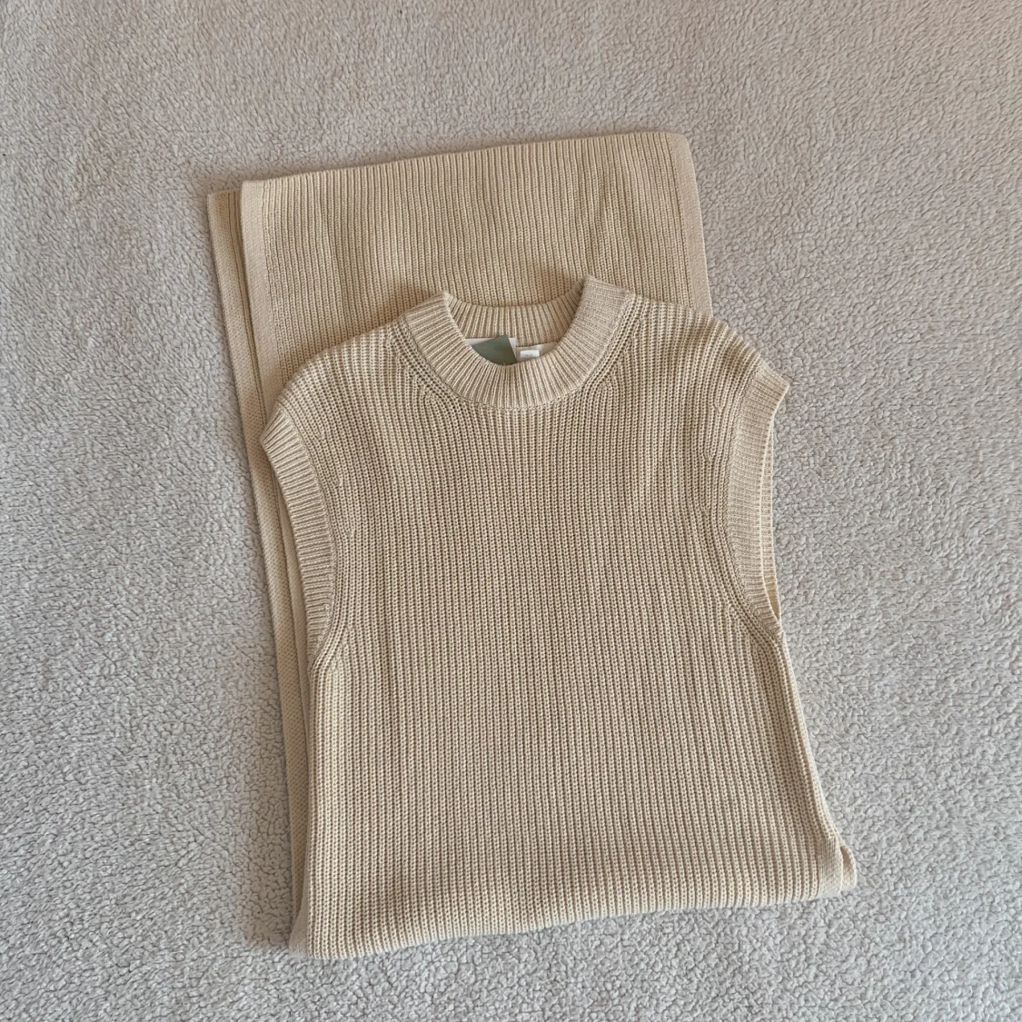 LÅNG STICKAD TOPP MED SLITSAR H&M