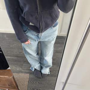 Säljer dessa oanvända jeans, endast testade så de är bra skick. Säljer för att de är för långa för mig som är 168cm