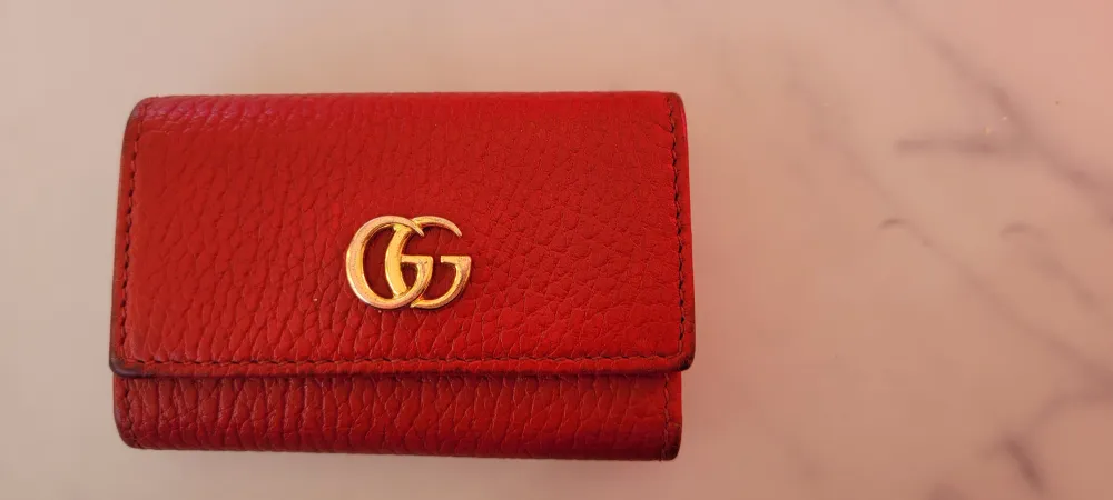 Röd Gucci Marmont kort/nyckelhållare. Kvitto finns och följer med vid köp.. Accessoarer.