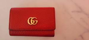 Röd Gucci Marmont kort/nyckelhållare. Kvitto finns och följer med vid köp.