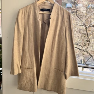 Kavaj  - Fin linne kavaj från Zara. Perfekt nu till sommar. Super skön och fin på. Formar kroppen fint. Storlek L. Vid snabb äffar kan priset diskuteras.