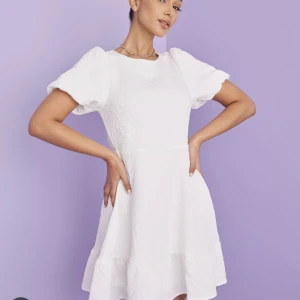 Studentklänning  - Jätte fin klänning från vila. Tänkte ha på studenten men glömde av den. Helt oanvänd med lapp kvar.