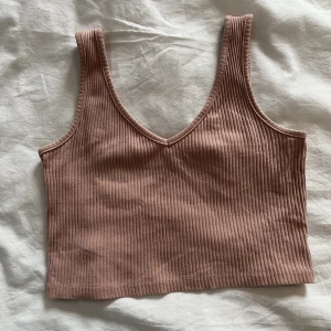 Rosa linne - Jättefint rosa linne i storlek S😍 Använd några gånger men som ny. Skriv privat för frågor eller fler bilder💕💕Pris kan diskuteras, frakt ingår Inte💕