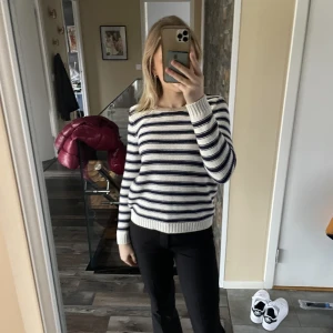 Tröja  - Säljer denna fina stickade tröjan från hm! Säljer då den är lite för liten! Köparen står för frakten 💗