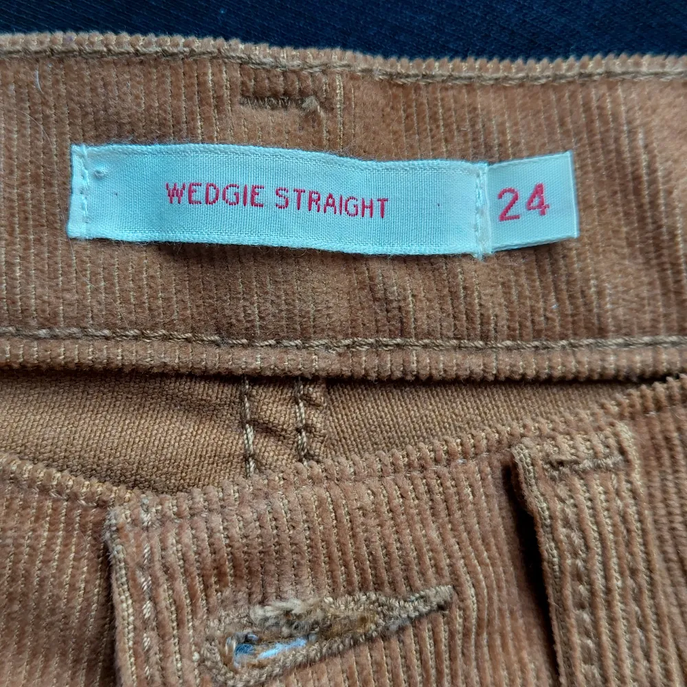 Supersköna byxor från Levis. Storlek 24 men passar även 25 då de är stretchiga. Färgen stämmer mest med första och andra bilden. . Jeans & Byxor.