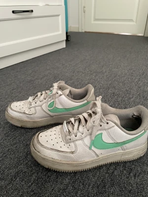 Nike air force 1  - Säljer mina Nike air force 1 som jag köpte för 799. Det har används vilket man kan se därav priset. Säker på att om man tvättar dem kommer det snygga till sig!! 