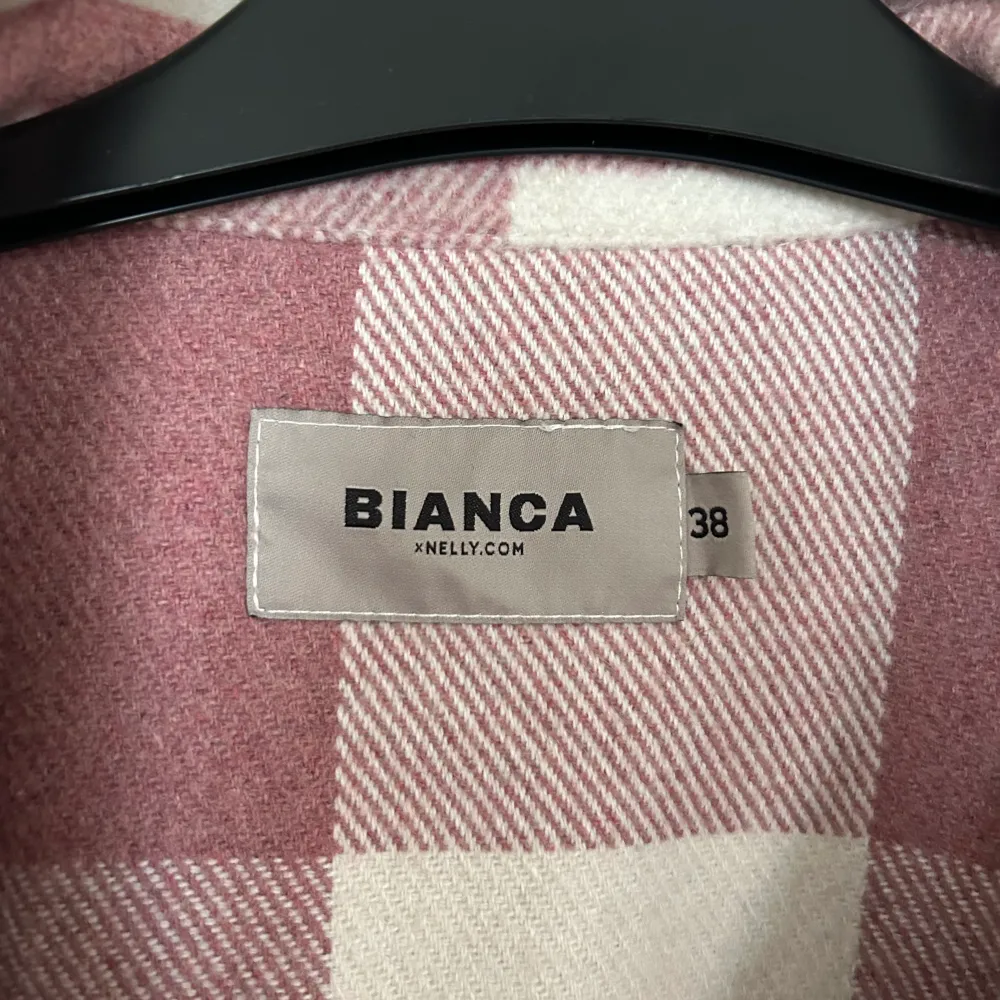 Skjortjacka från Bianca x Nelly.com.    Storlek 38 (oversized modell)  Fint skick (sparsamtanvänd)  Vid frågor kontakta vänligen mig.. Jackor.