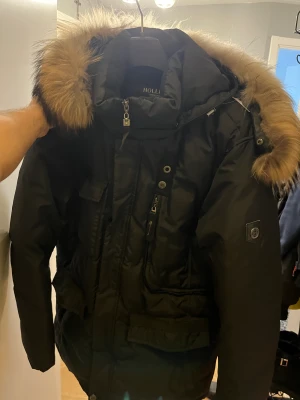 Hollies vinterjacka  - Hej har en väldigt fin hollies jacka jag inte har behov av längre då jag köpt en ny.