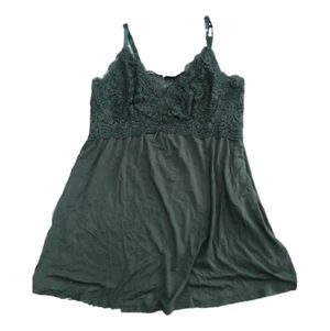 Hunkemöller linne - ett jättefint Hunkemöller linne som är köpt secondhand för nån månad sen. i jättebra skick!! storlek L men har justerbara band som gör att den passar mig som har storlek S, 173 cm lång. sitter tyvärr inte så tajt på mig som ja vill att det ska dock. hör av dig vid intresse o frågor!!