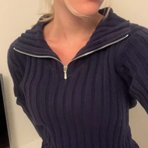 Marinblå zip tröja - Zip tröja i en fin mörkblå färg! Fint skick. Storlek S. 💕