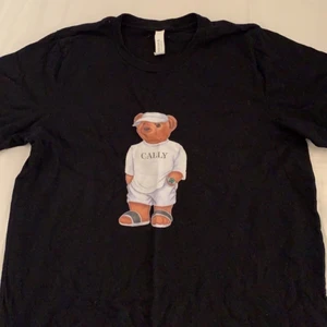 T-shirt - En fin t-shirt som aldrig kommit till användning utan har bara legat i min garderob så säljer den nu för 150kr. Nypris 399kr