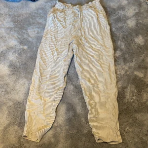 Linnebyxor - Säljer dessa skit fina randiga linnebyxor i storlek Xs och passar perfekt på mig som är 160cm 😍Köpte på kappahl för 400kr och säljer nu för 200kr! De är ej tighta utan mer baggy (mom fit)