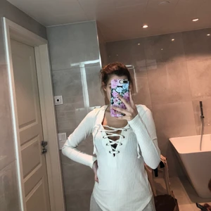 Tröja med snörning  - Tunn långärmad tröja från Gina Tricot som är väldigt fin och har varit en favorit men har inte använts på några år därför säljs den nu.