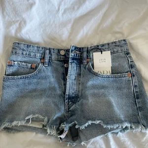 Zara shorts - Säljer dessa jättefina shorts från zara då dem är för små för mig:/ Perfekt till sommaren och aldrig använda💘