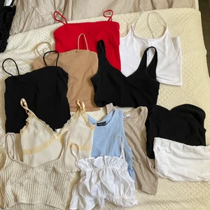 En låda med linnen - Jag säljer en låda fullt med olika linnen som jag säljer 100kr sammanlagt, här ovan får ni se förslag. Det är storlekar mellan S-M / 36-38. Och allt från partytoppar till vardagstoppar. Meddela mig för mer info💗