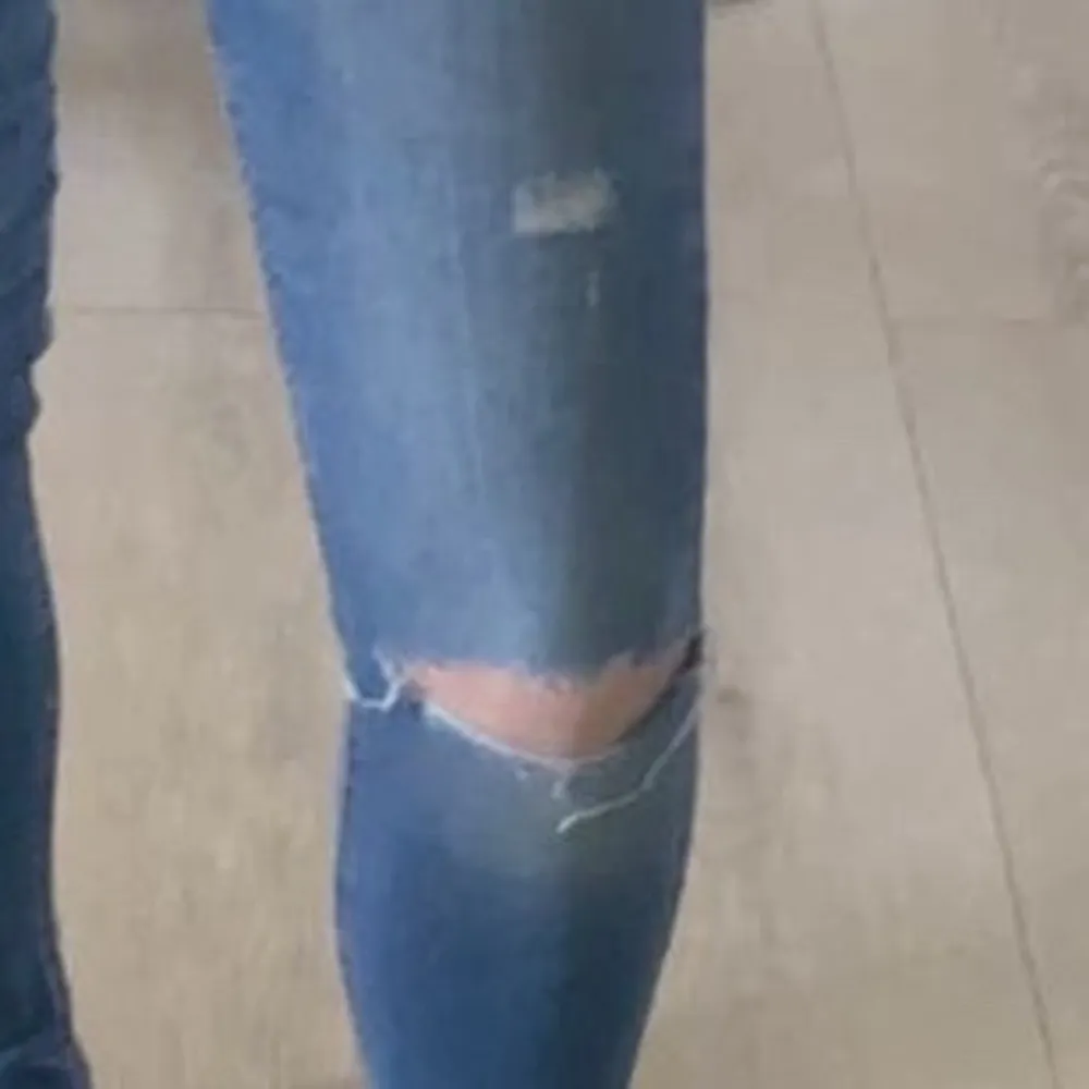 Säljer väldigt fina byxor från Cubus då jag inte använder skinny jeans längre. Jätte fina byxor och har varit i bra skick. Säljer för 70kr då jag köpte dom för 150kr. Kan mötas upp i Uddevalla och Munkedal annars står köparen för frakten.💙. Jeans & Byxor.