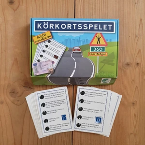 Körkortsspelet - "Körkortsspelet". Ett frågespel om B-körkort med 360 frågor! Ett roligt sätt att lära sig eller kolla sina kunskaper. Hjälpte mig mycket när jag tog körkort :). 100 kr + 45 kr frakt 