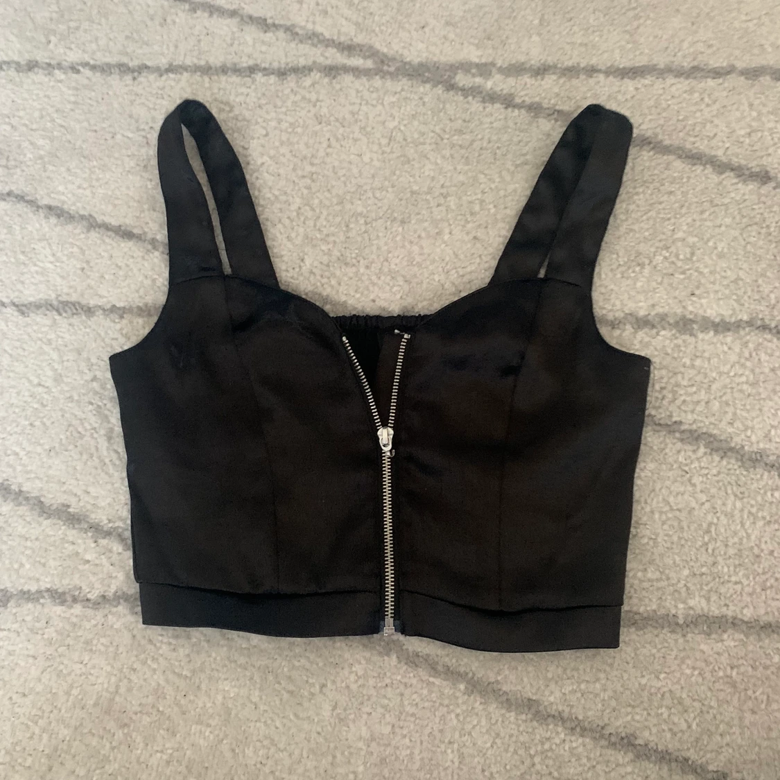 Jättefin topp i glansigt material - 90