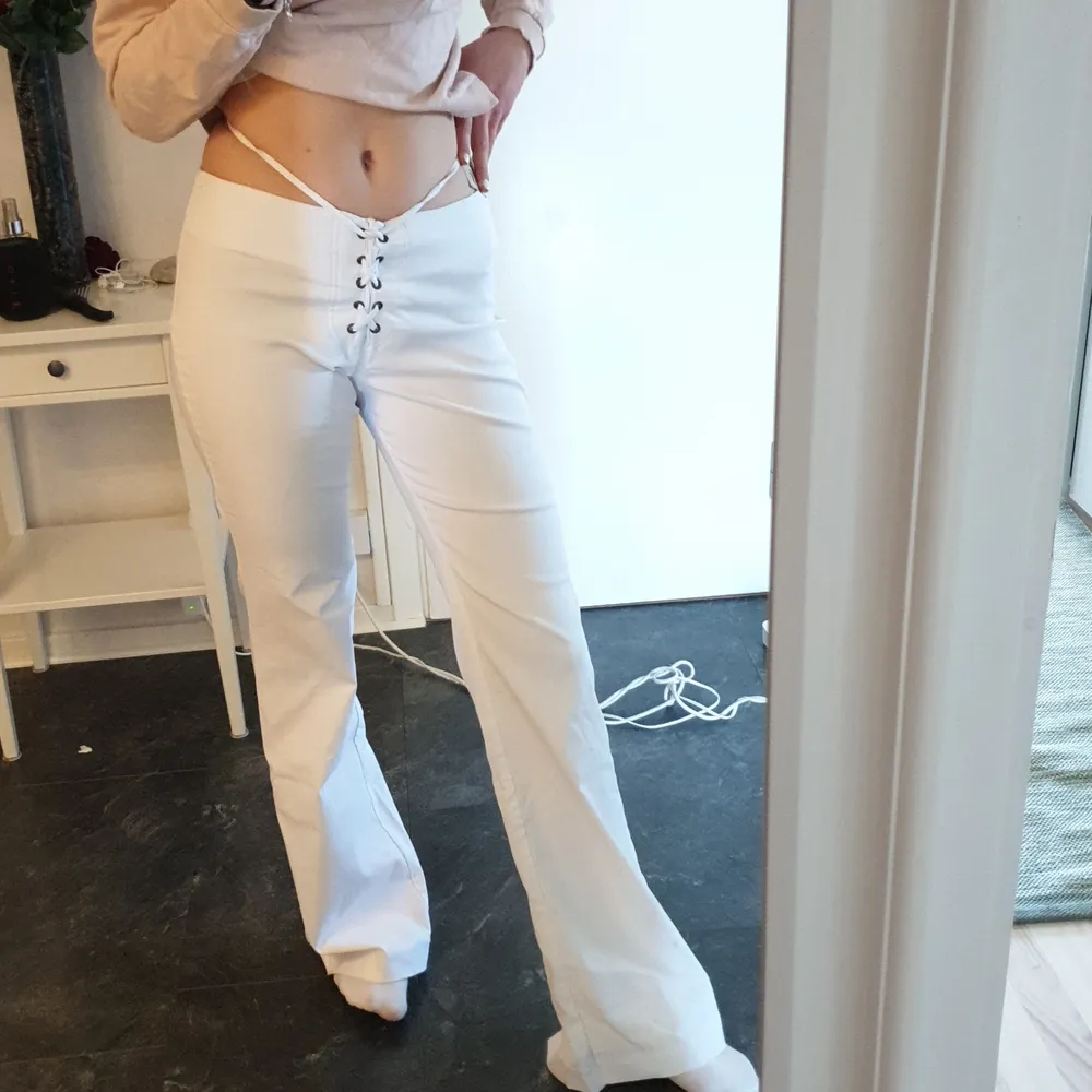 Nästan till oanvänt plagg, fina byxor med korsett fram till ( Se bild) lite synliga så rekommenderar vita underkläder till. Fina med utsvängda del ner till. Jeans & Byxor.