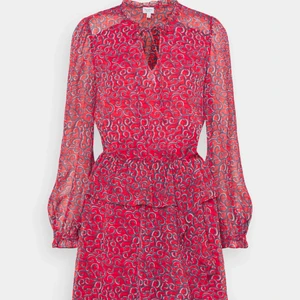 Sommarklänning  - Jättefin sommarklänning som är använd någon enstaka gång. Färgen är mer åt de röda som på bild två och tre. Köpt för 800kr, säljer för 380kr, exklusive frakt. ☺️ 