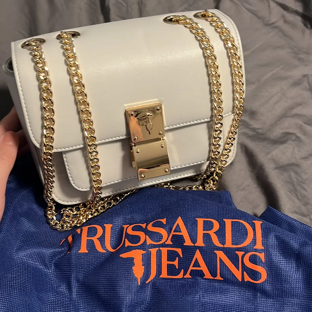 Trussadi beige bag with gold chains as new. . Väskor.