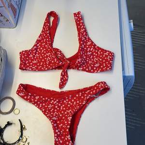 Röd söt bikini, aldrig använd och trosskydd kvar
