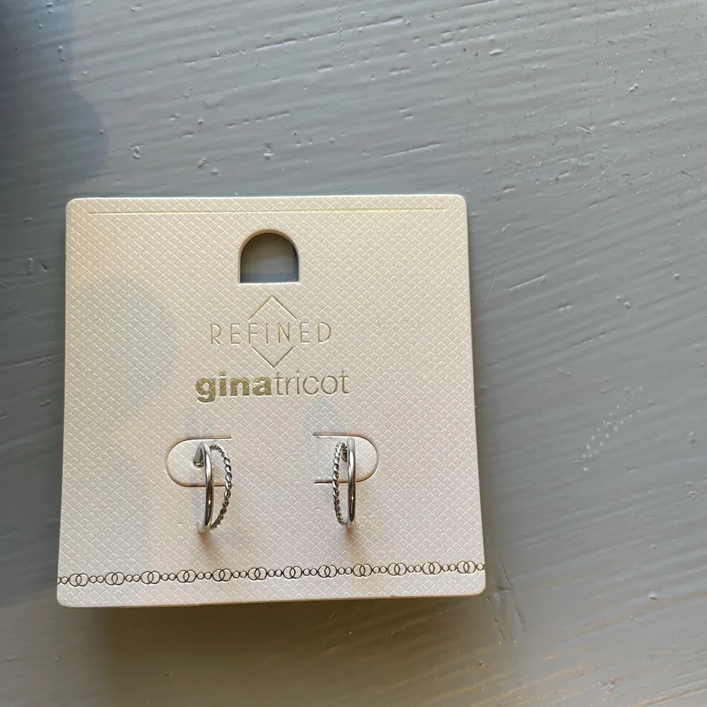 Aldrig använda! Från Gina tricot! . Accessoarer.