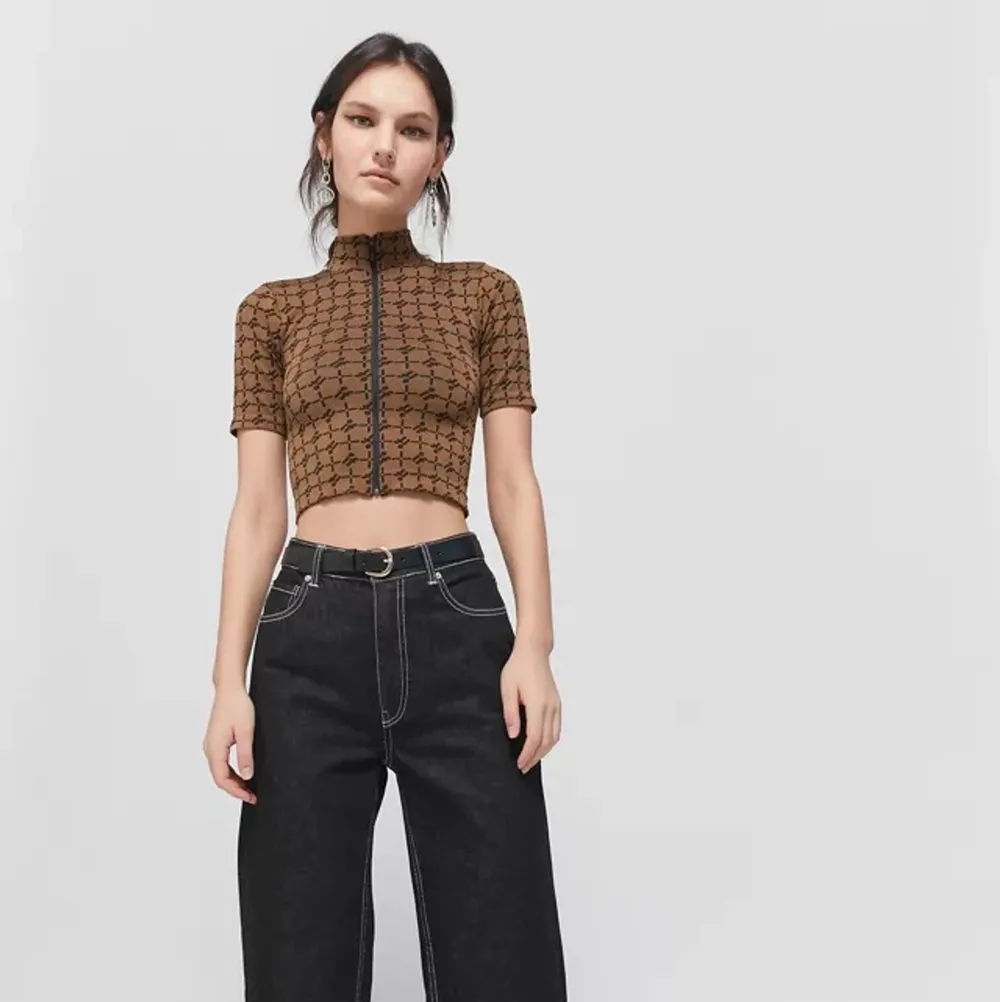 Iets Frans… Geo Print Zip-Front Top från Urban Outfitters. Den är cropped och fitted, men stretchig så kan vara både större och mindre i storleken👌🏼. Toppar.