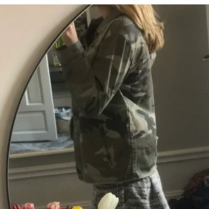Militärjacka - (Lånade bilder från förra ägaren) Så fin kamojacka, köpt här på Plick men tyvärr inte fått särskilt mycket användning för den❤️ Passar en Xs/s