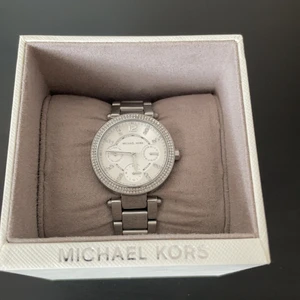 Michael Kors klocka - Säljer min Michael Kors klocka dö den ej används. Länkar för att göra större samt förpackning medföljer 