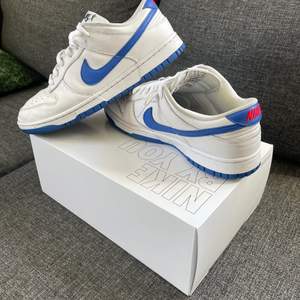 Säljer nike sb dunks (nike by you) Följer med og box och crease skydd Storlek 43 Skick 9/10 Pris 800+99kr frakt spårbart (skickas dubbelboxat)