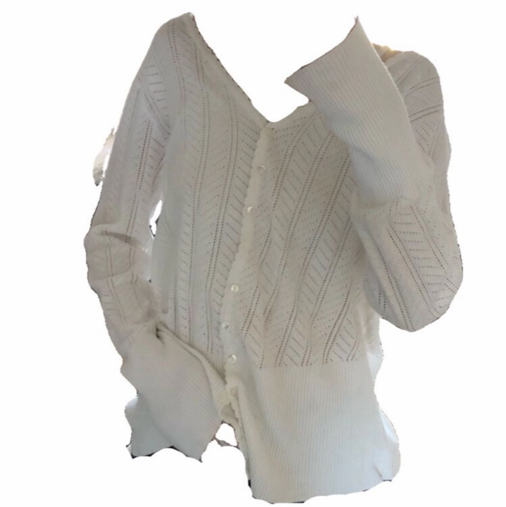 en kofttröja som ger sånna fairycore vibes. den är så skön o i jättefint skick!! köptes secondhand i vintras. enda grejen som suger e att den e lite stor på mig som är en XS-S. blir lite mer oversized. fler bilder kan säkerligen lösas, hör av dig vid frågor💕. T-shirts.