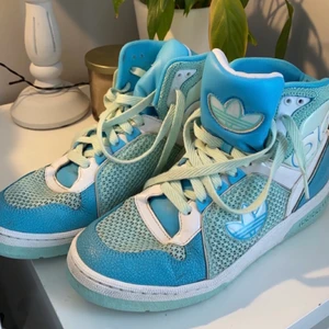 Skor - Blå Adidas skor (går ej att få tag på) storlek 40 2/3. Frakt= 99kkr.       Bud från 200