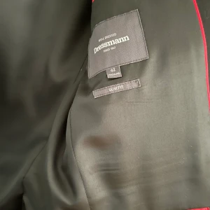 Kostymset från dressman - Använde en gång för 2 år sen, växt ut, som ny Storlekar på bilderna Nypris 2500, kostymbyxor strlk: 28-30 , skjorta : 35-36, skriv för fler bilder