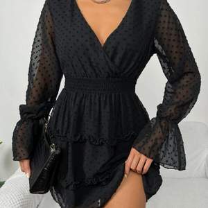 Jättesnygg klänning som passar till alla tillfällen🌼 köpt på Shein NYPRIS: 160kr🌸 Aldrig andvänd. Storleken är M men passar ockdå S , den är mycket stretchig❤️